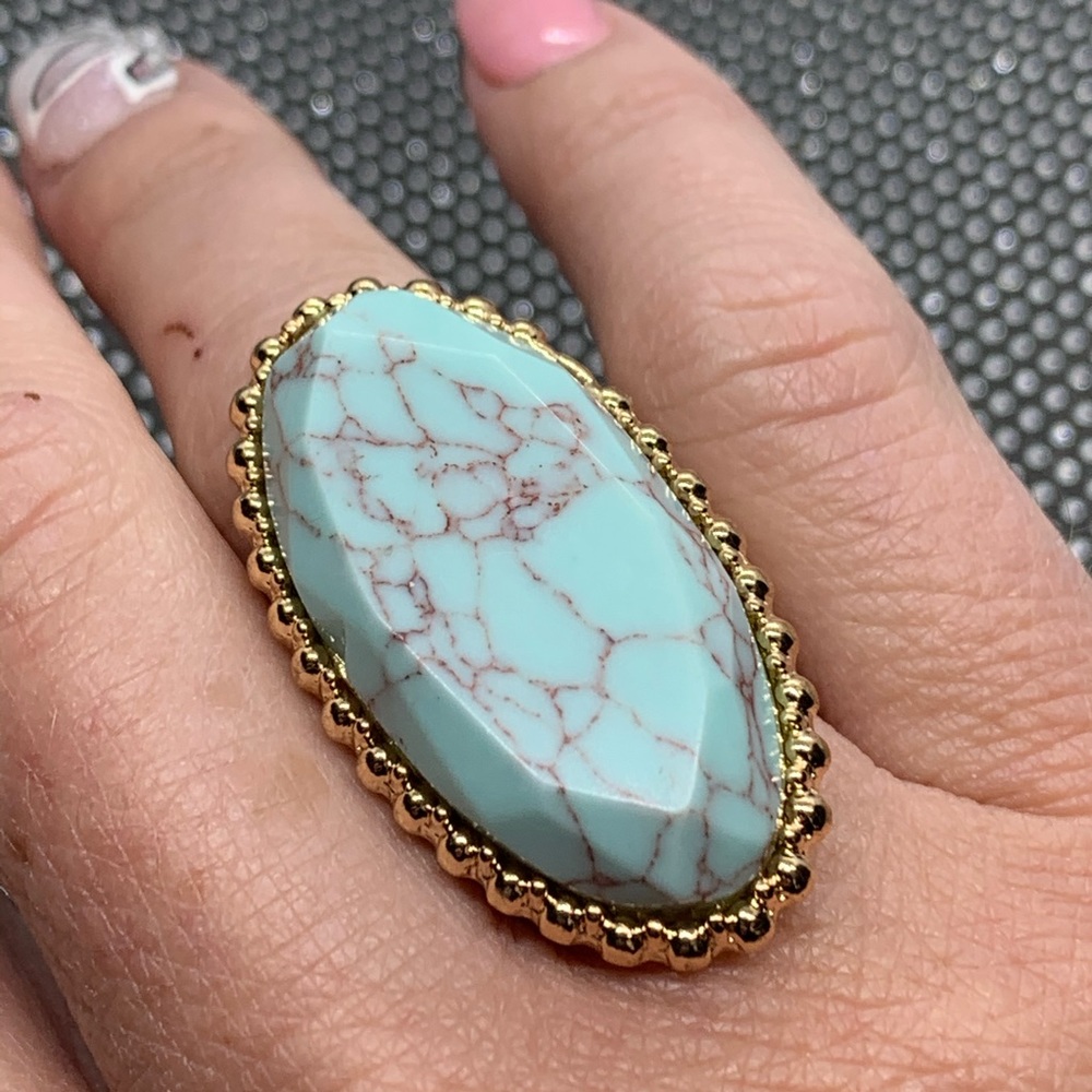 Howlite elongated ring in gold tone - Picture 4 of 6